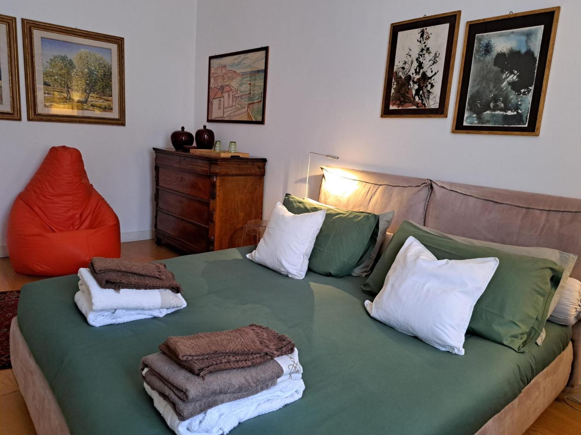 Casa Mari - Free Secure Parking, Breakfast, Private Bathroom, Wifi, Garden, Aircon, 5 Min Walk To Metro And Train Station