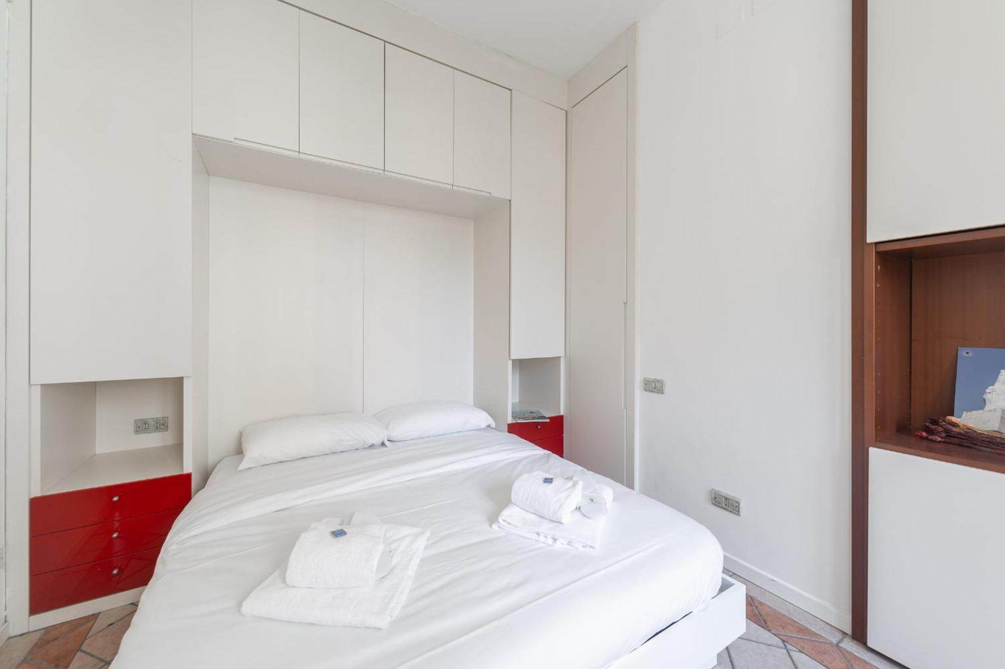 Stunning & 1bdr With Terrace In Cadorna Area By Rentopolis Appartamento Milano