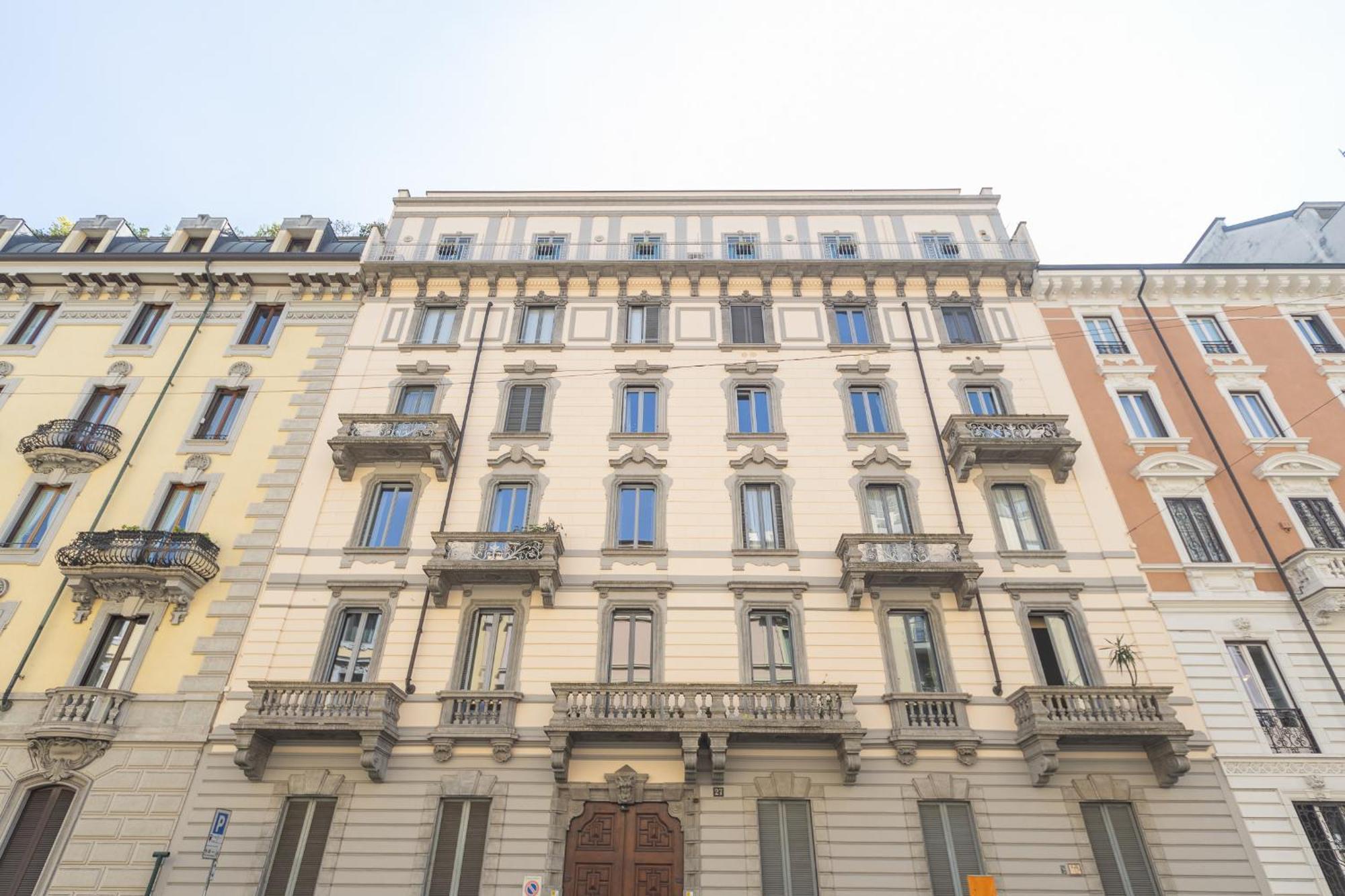 Stunning & 1bdr With Terrace In Cadorna Area By Rentopolis Appartamento Milano