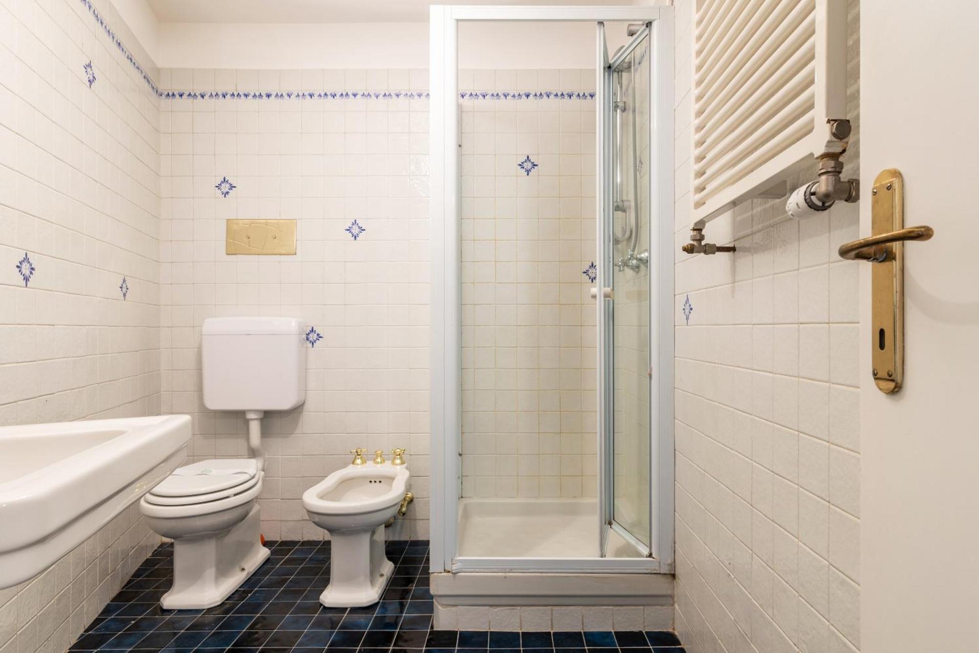 Spacious And Bright Three-room Just Few Steps From The Duomo Appartamento *