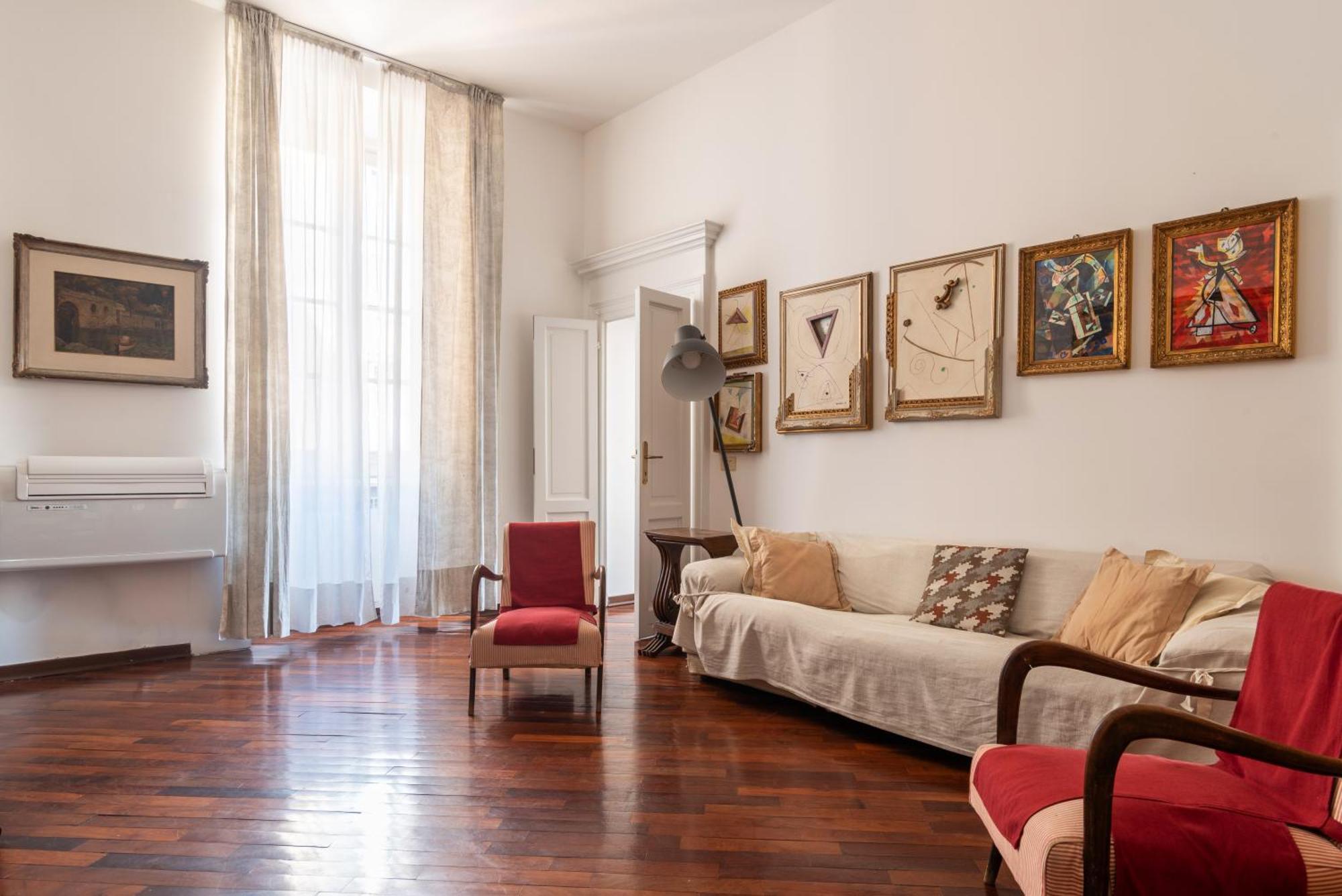 Spacious And Bright Three-room Just Few Steps From The Duomo Milano