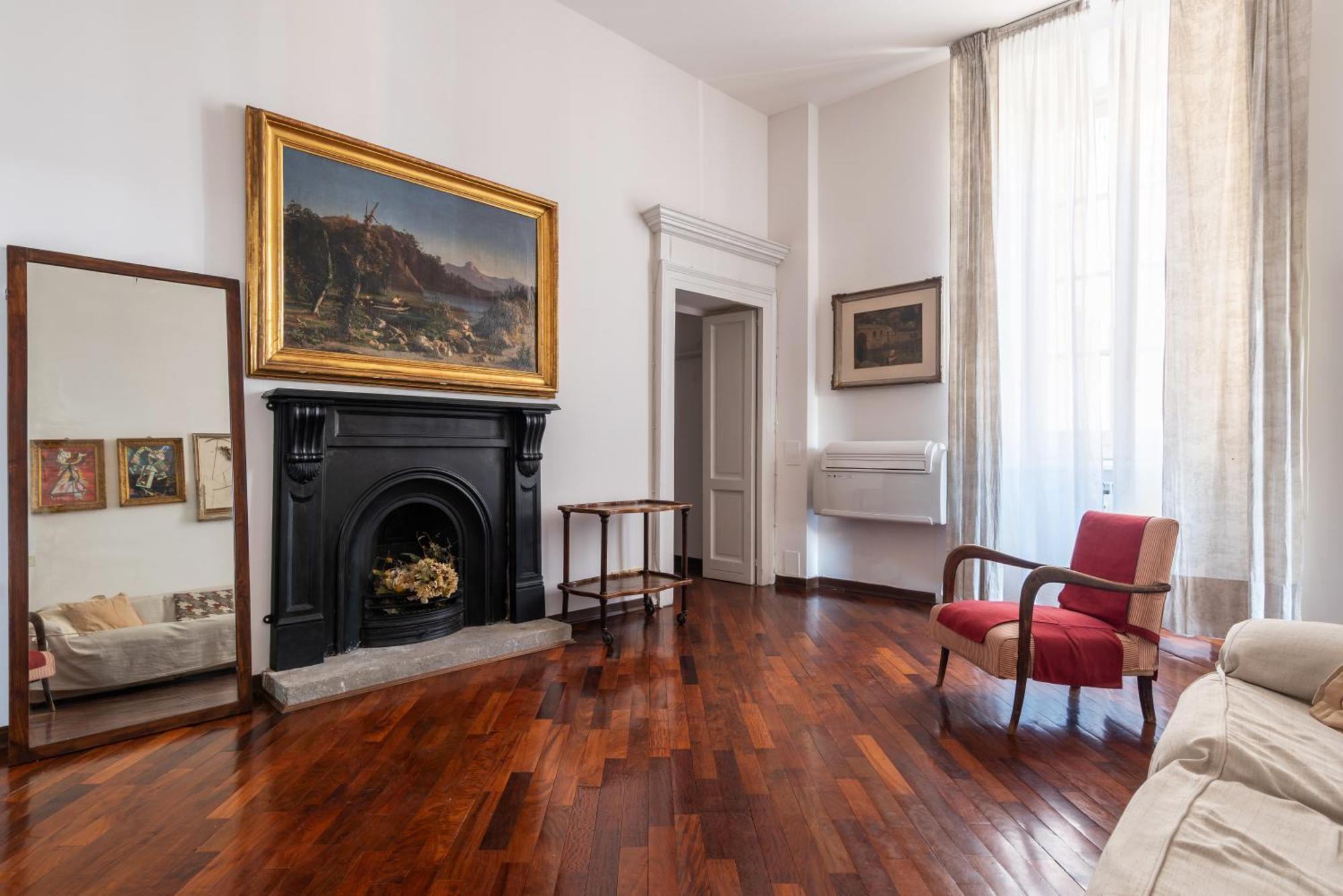 Spacious And Bright Three-room Just Few Steps From The Duomo Appartamento *
