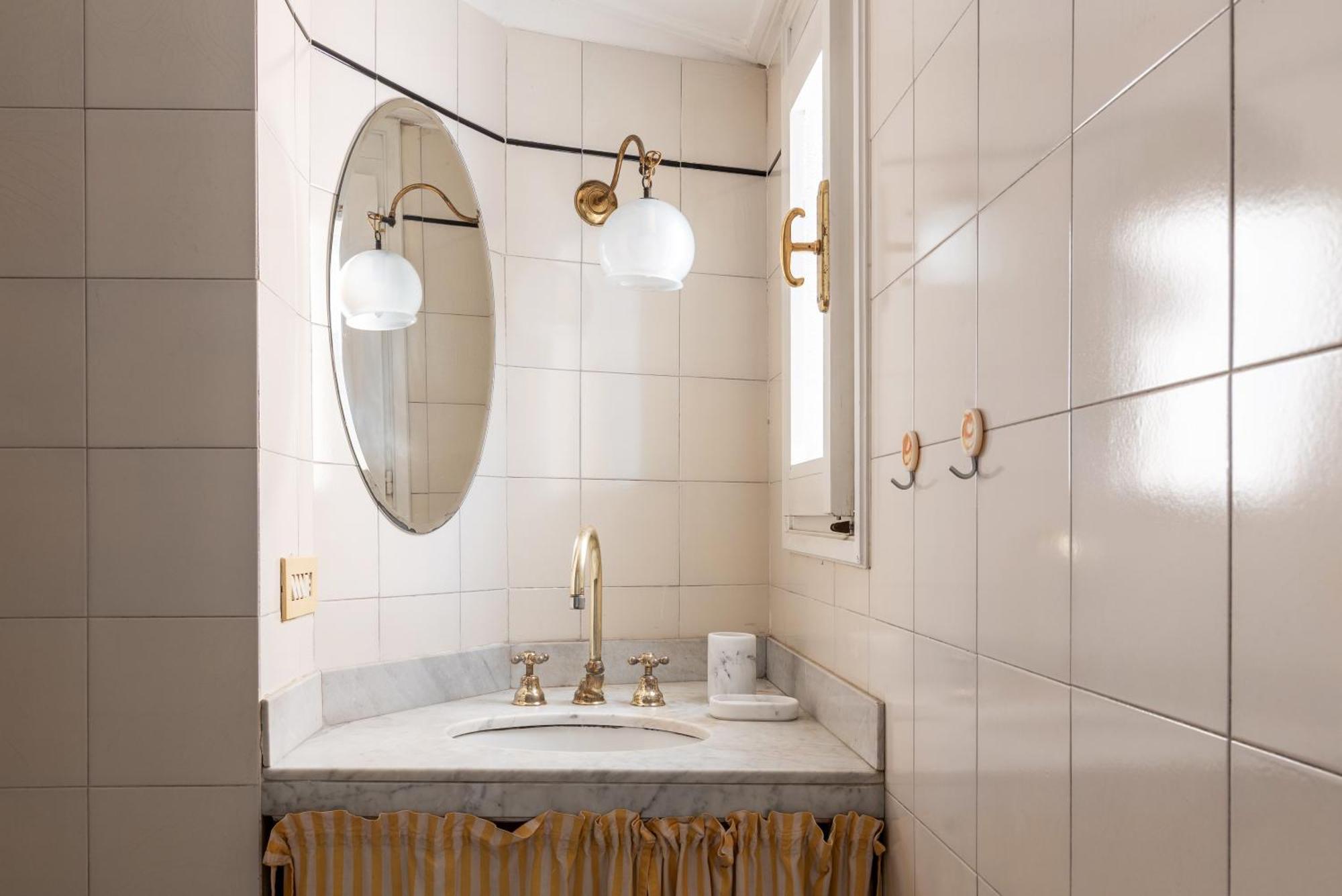 Spacious And Bright Three-room Just Few Steps From The Duomo Appartamento