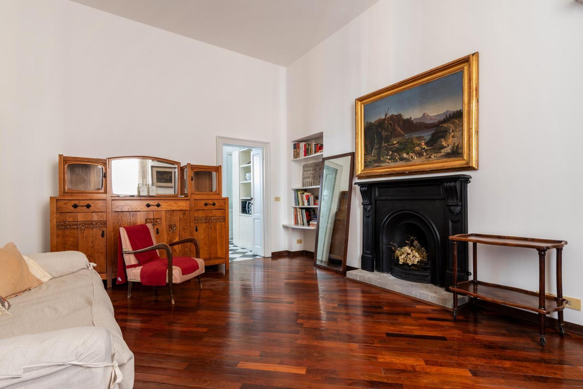 Spacious And Bright Three-room Just Few Steps From The Duomo Milano