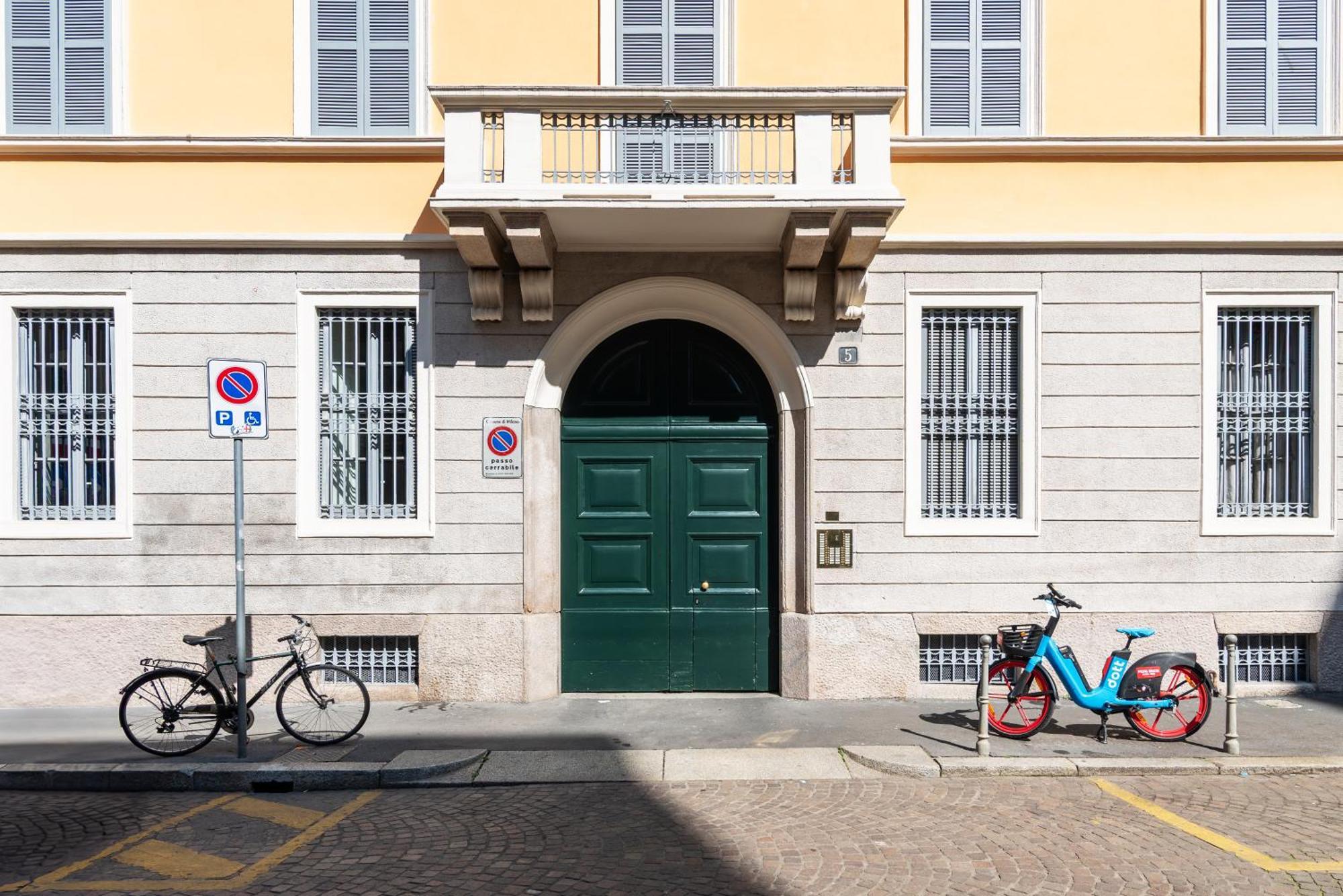 Spacious And Bright Three-room Just Few Steps From The Duomo Appartamento *