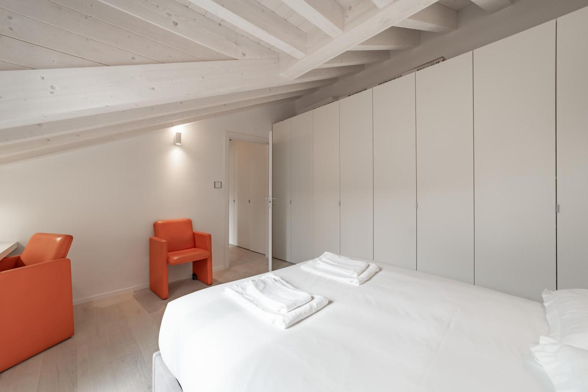 Appartement 10 Min Walk From Prada, Bocconi And Metro *