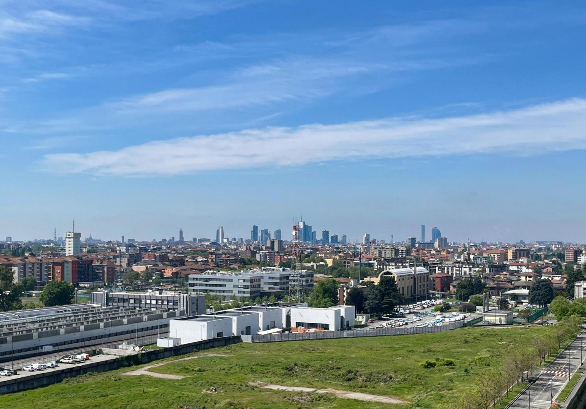 Apartment With Panoramic View Of And Public Free Parking Lot *