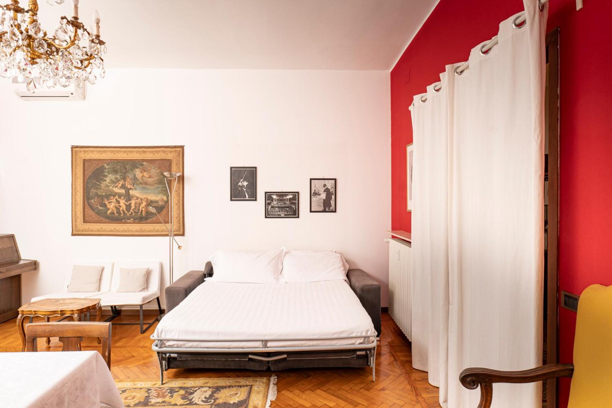 Apartment Sunshine-filled On Subway Milan